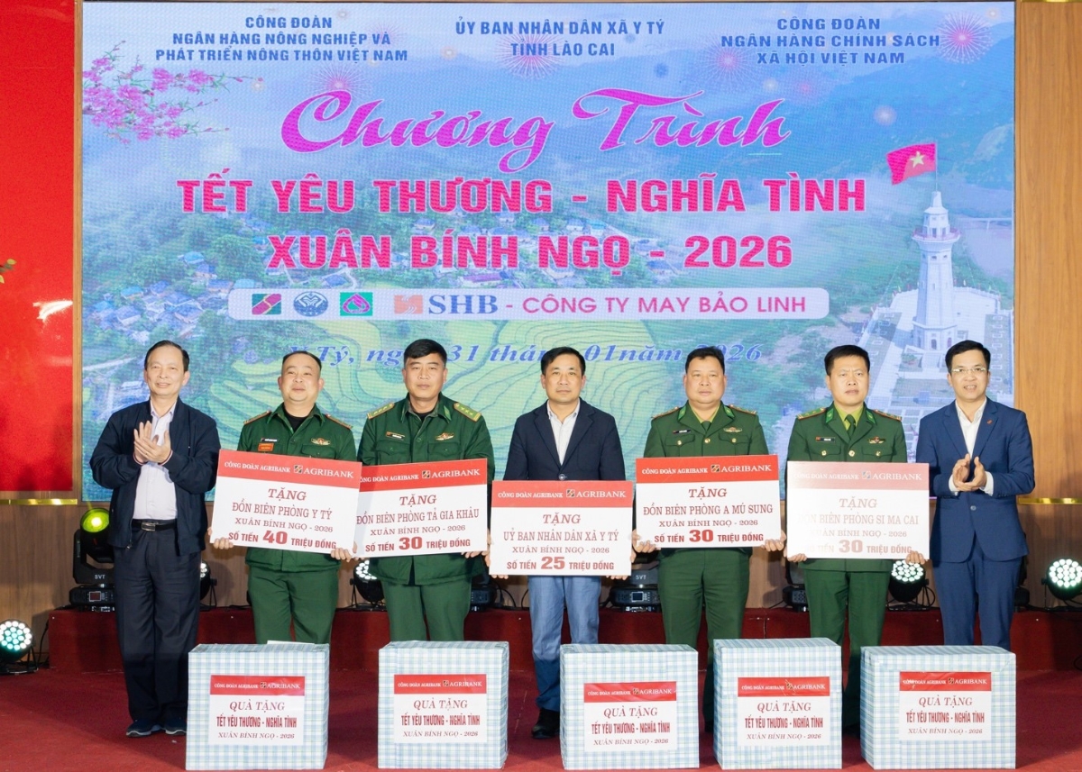Đồng chí Đào Minh Tú - Nguyên Phó Thống đốc thường trực Ngân hàng Nhà nước Việt Nam, nguyên Chủ tịch Công đoàn Ngân hàng Việt Nam (ngoài cùng bên trái) và đồng chí Nguyễn Trung Dũng - Phó Chủ tịch thường trực Công đoàn Agribank trao quà cho Ủy Ban nhân dân xã Y Tý. Ảnh:&nbsp;Agribank.