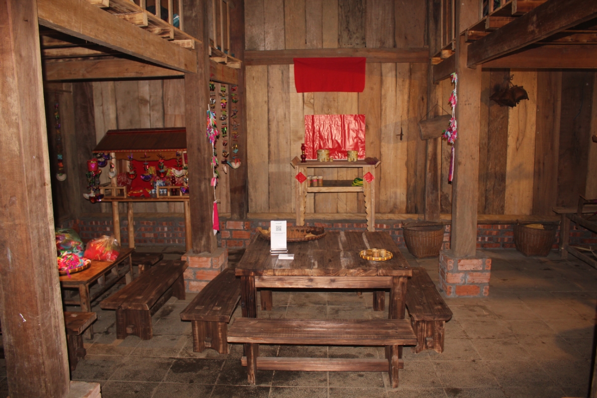 Bài trí trong nhà của một dân tộc thiểu số ở Sa Pa. Ảnh: Chu Khôi.