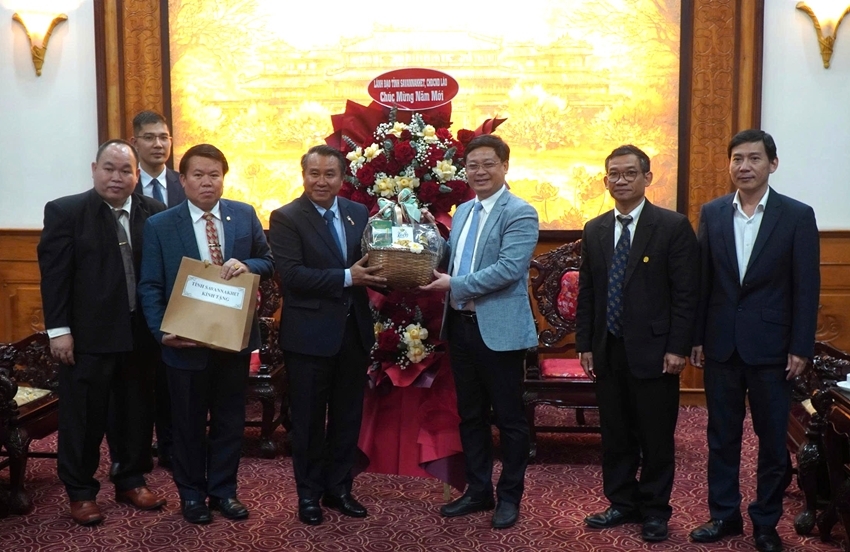 &nbsp;Lãnh đạo 2 địa phương chụp hình lưu niệm. Ảnh: Nam Anh