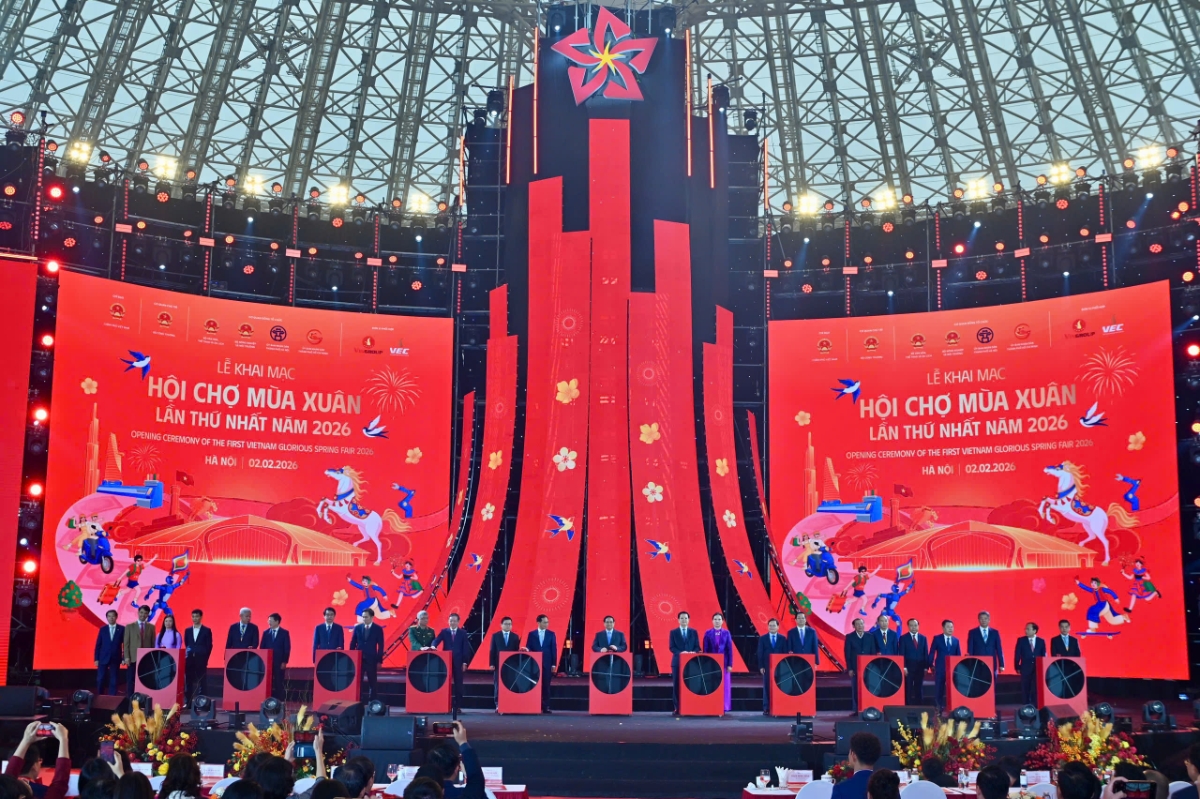 Thủ tướng Phạm Minh Chính và các đại diện bộ ban ngành thực hiện nghi thức khai mạc Hội chợ.