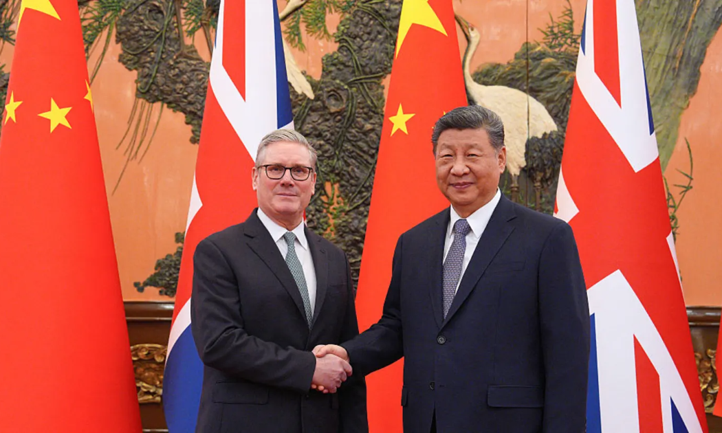 Chủ tịch Trung Quốc Tập Cận Bình (phải) và Thủ tướng Anh Keir Starmer bắt tay trước cuộc gặp tại Đại lễ đường Nhân dân ở Bắc Kinh, ngày 29/1/2026 - Ảnh: Getty Images