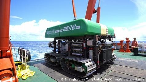 Hàng triệu USD đang chảy vào các công ty chuẩn bị khai thác khoáng sản biển sâu, bất chấp những rủi ro môi trường tiềm tàng. Ảnh: Shanghai Jiao Tong University/Xinhua/picture alliance