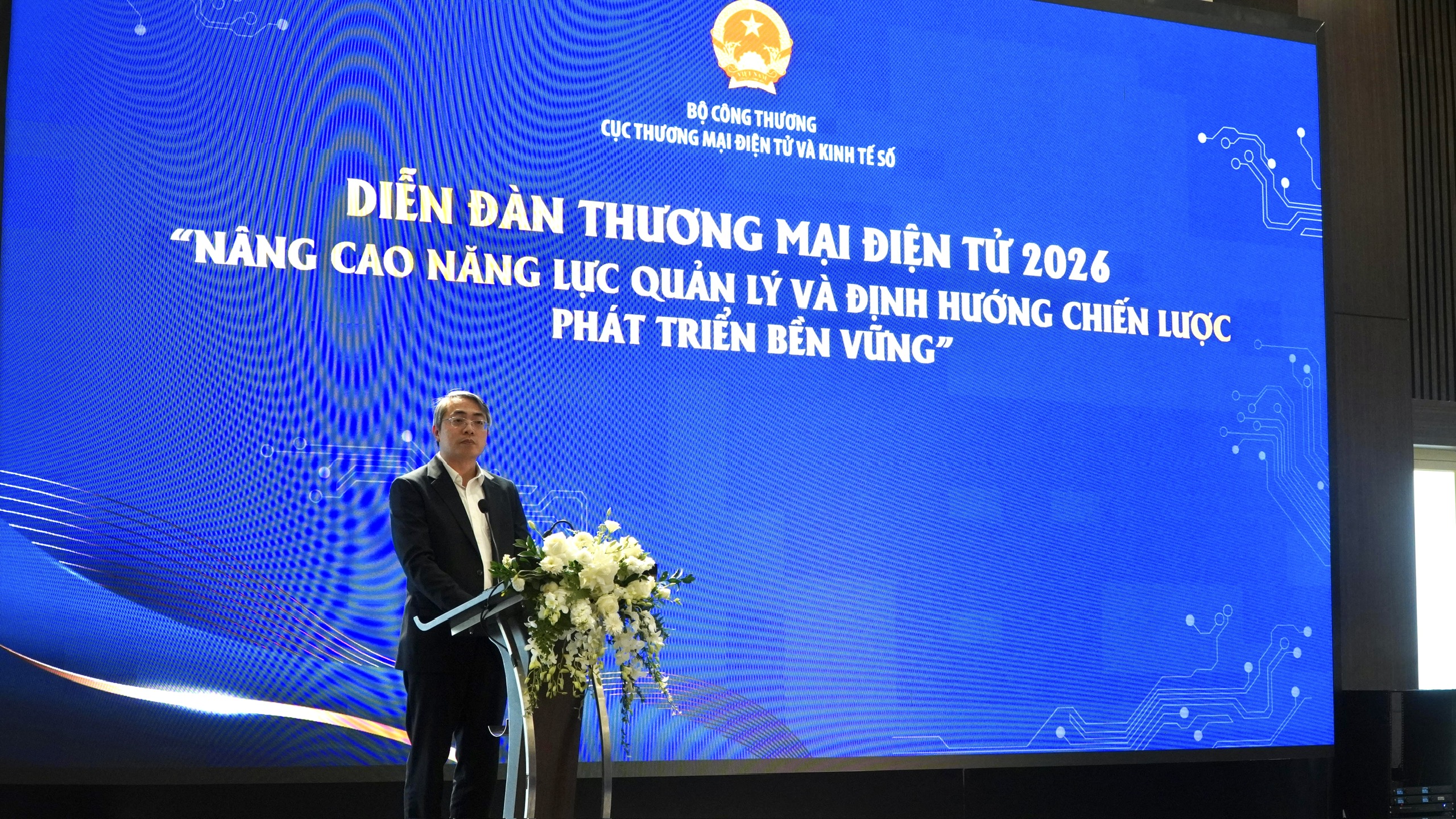 Ông Hoàng Ninh, Phó Cục trưởng Cục Thương mại điện tử và Kinh tế số phát biểu tại diễn đàn.