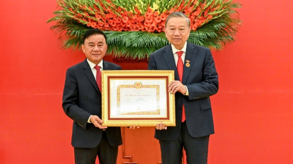 Trao Huy hiệu 45 năm tuổi đảng tặng đồng chí Tổng Bí thư Tô Lâm