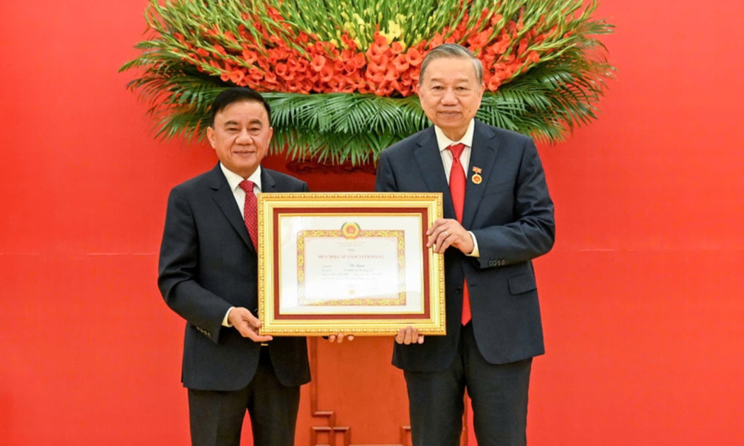 Thường trực Ban Bí thư Trần Cẩm Tú trao Huy hiệu 45 năm tuổi đảng tặng đồng chí Tô Lâm, Tổng Bí thư Ban Chấp hành Trung ương Đảng Cộng sản Việt Nam. Ảnh: Nhân Dân.