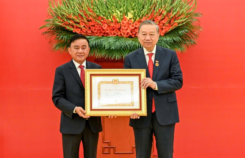 Thường trực Ban Bí thư Trần Cẩm Tú trao Huy hiệu 45 năm tuổi đảng tặng đồng chí Tô Lâm, Tổng Bí thư Ban Chấp hành Trung ương Đảng Cộng sản Việt Nam. Ảnh: Nhân Dân.
