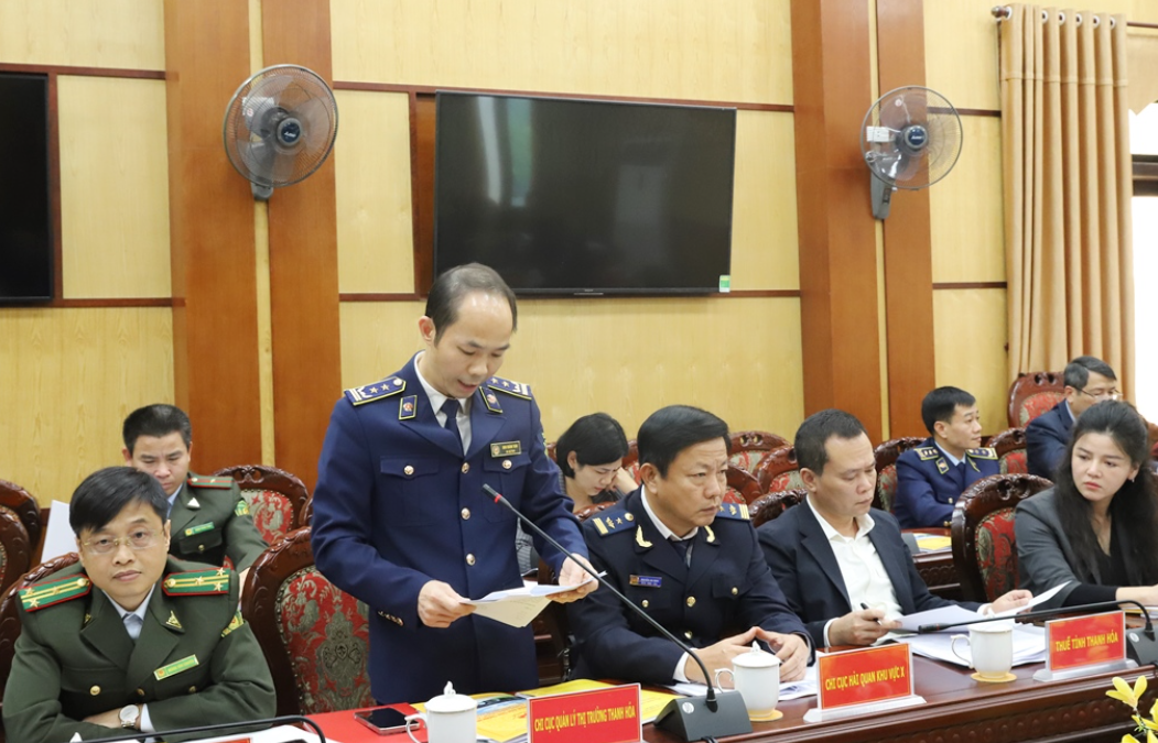 Đại diện lãnh đạo Chi cục Quản lý thị trường Thanh Hóa báo cáo tại hội nghị.