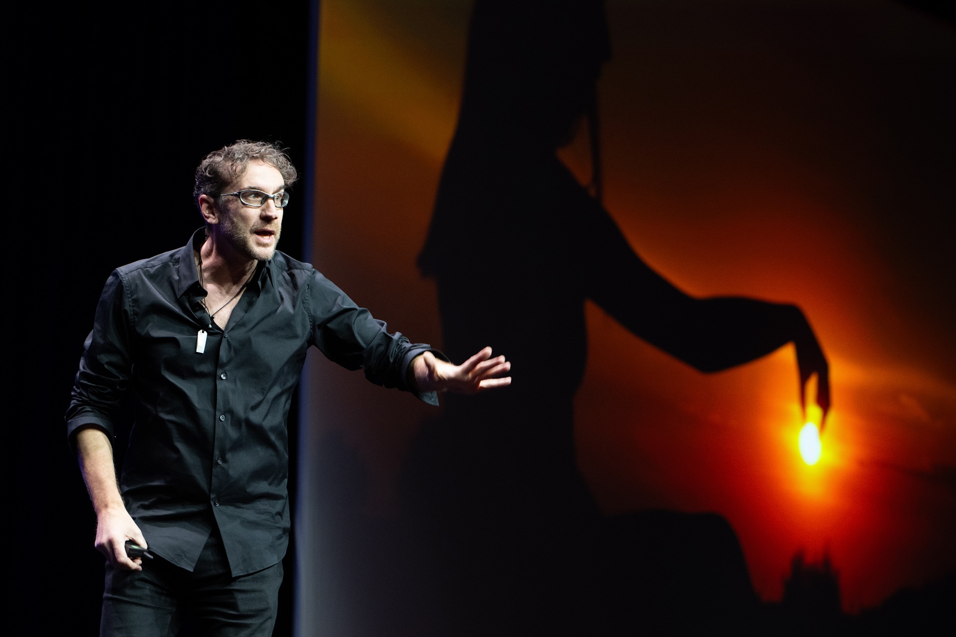 Pablos Holman là một trong những chuyên gia hàng đầu về: AI, Robotics, Sản xuất, Dữ liệu, Công nghệ mới nổi, Blockchain và An ninh mạng.&nbsp;