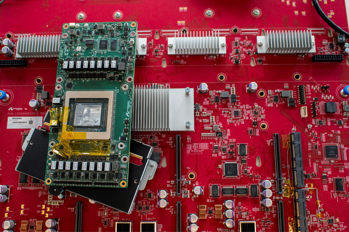 Các bộ vi xử lý trí tuệ nhân tạo của Amazon. Ảnh: Reuters