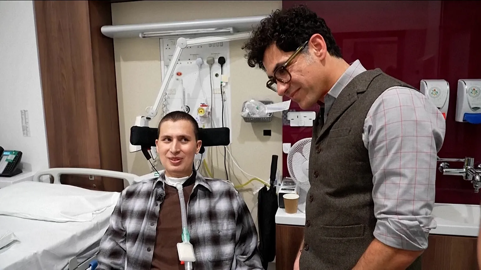 Anh Sebastian Gomez-Peña là một trong những bệnh nhân đầu tiên tại Vương quốc Anh thử nghiệm thiết bị cấy ghép não Neuralink.