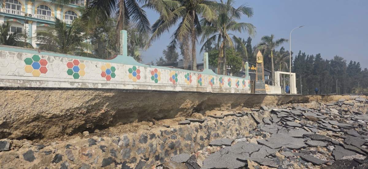 Nhiều đoạn kè biển Hải Tiến bị sụt lún, hư hỏng nặng sau các cơn bão năm 2025.