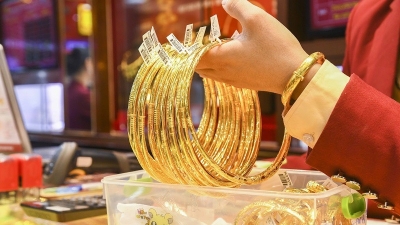 Gold pices in Vietnam retreat after record high