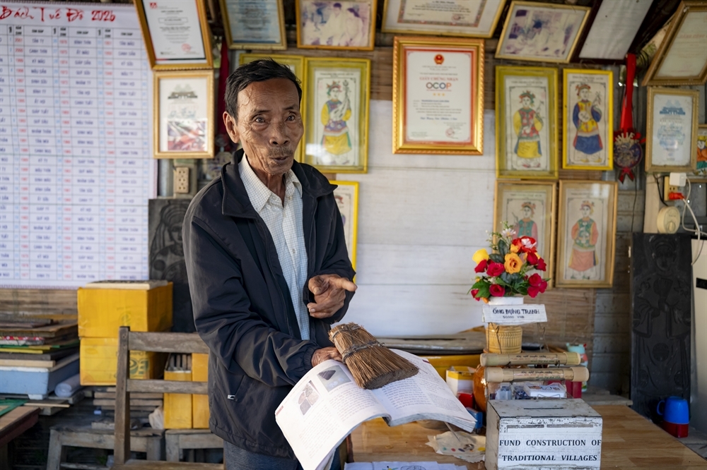 Nghệ nhân Kỳ Hữu Phước với hơn 50&nbsp;gắn bó với tranh Sình.