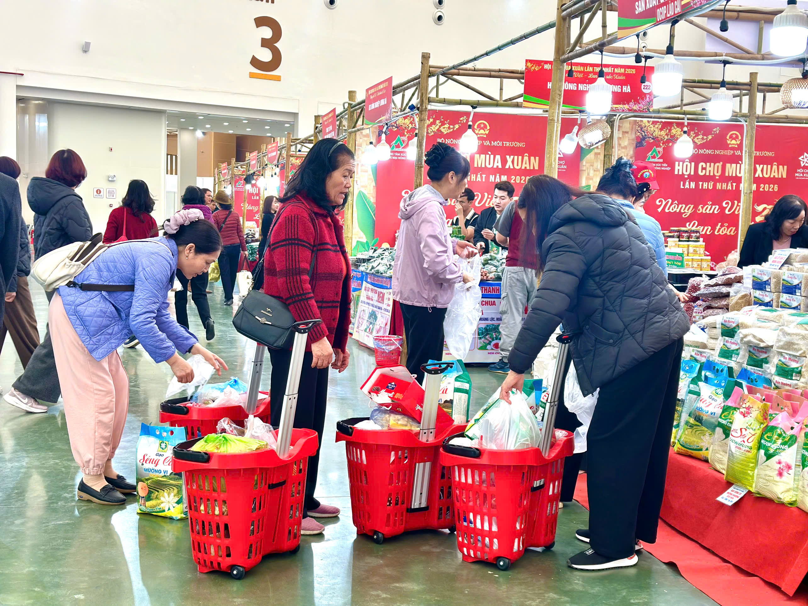 Người dân tham quan, mua sắm nhiều sản phẩm thiết yếu tại hội chợ. 