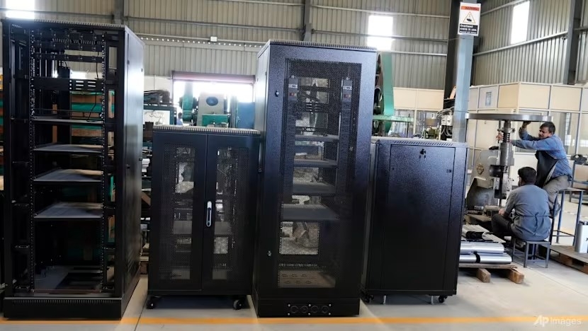 Khung thép cỡ lớn dùng cho các trung tâm dữ liệu sẵn sàng được xuất xưởng tại một nhà máy ở vùng ngoại ô Bengaluru, Ấn Độ. Ảnh: AP Photo/Aijaz Rahi.