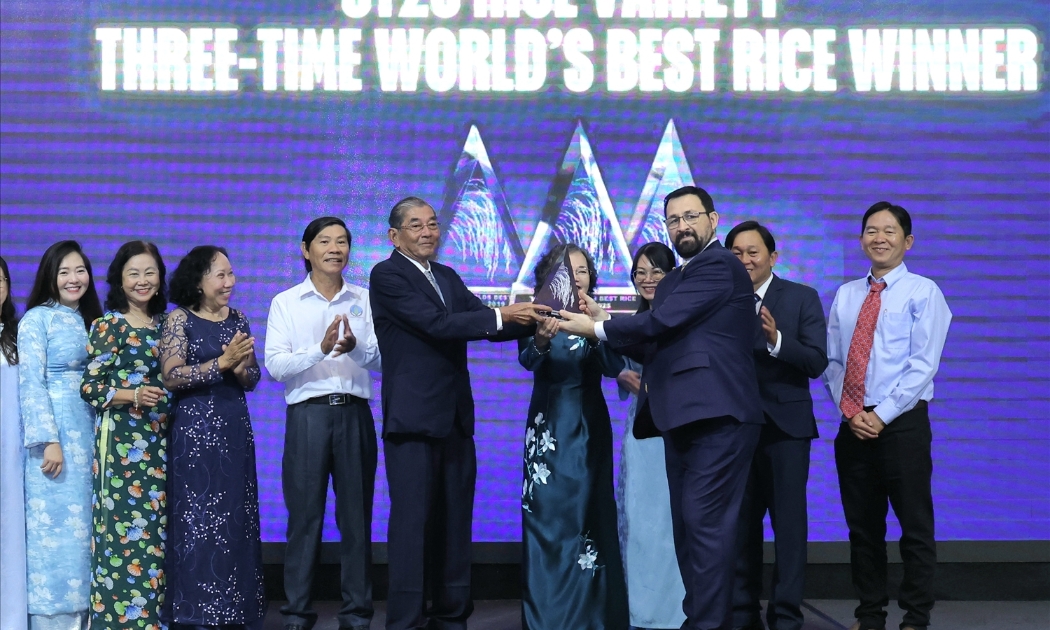 Tổ chức The Rice Trader trao Cup Gạo ngon nhất thế giới năm 2025 cho ông Hồng Quang Cua. Ảnh: Trung Phạm.