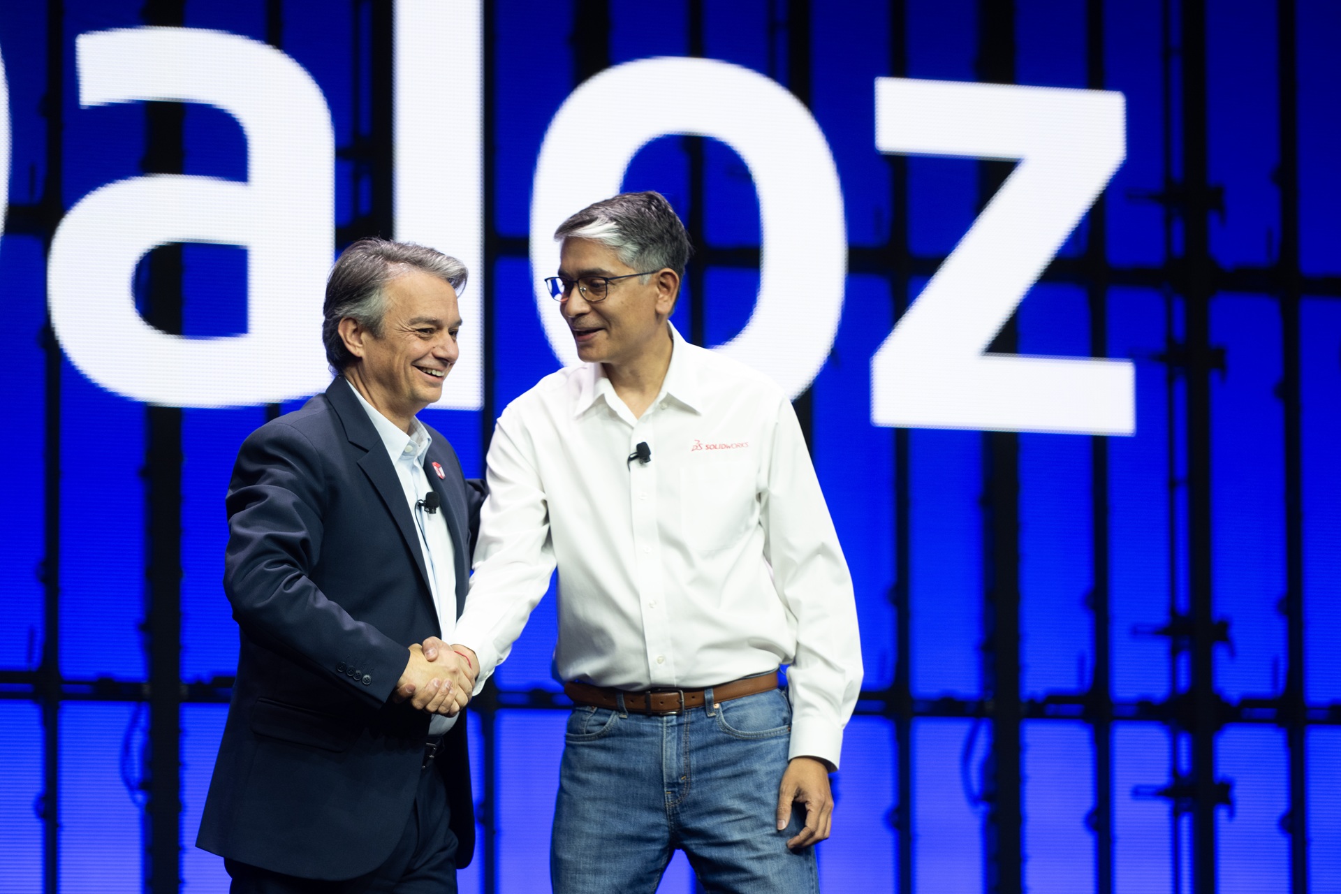 Ông Pascal Daloz, CEO Dassault Systèmes (bên trái) và ông Manish Kumar, CEO Solidworks trên sân khấu sự kiện 3DEXPERIENCE World 2026