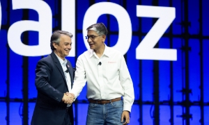 Ông Pascal Daloz, CEO Dassault Systèmes (bên trái) và ông Manish Kumar, CEO Solidworks trên sân khấu sự kiện 3DEXPERIENCE World 2026