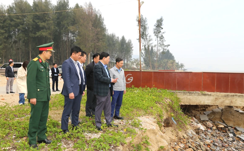 Phó Chủ tịch Thường trực UBND tỉnh Thanh Hoá Mai Xuân Liêm kiểm tra các điểm sạt lở công trình kè bờ biển xã Hoằng Thanh, Hoằng Tiến