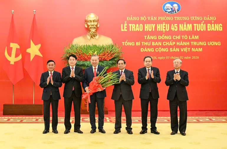 Các đồng chí lãnh đạo chủ chốt của Đảng, Nhà nước tặng hoa chúc mừng đồng chí Tổng Bí thư Tô Lâm. Ảnh: Nhân Dân.
