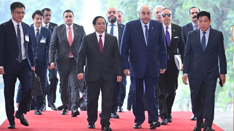Thủ tướng Phạm Minh Chính đón Chủ tịch Hạ viện Jordan Mazen Turki El Qadi.  Ảnh: Nhân Dân.