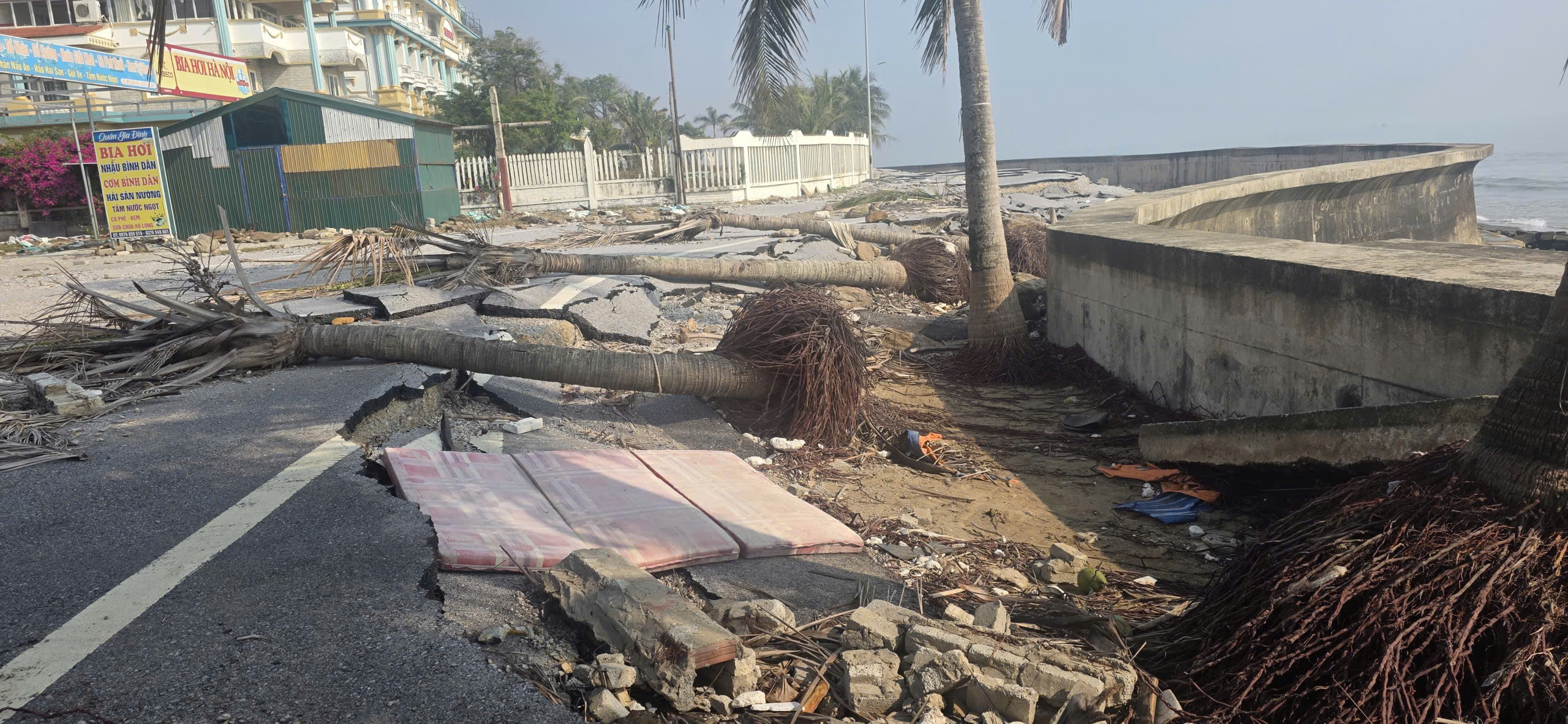 Tuyến đường ven biển gắn với kè biển bị hư hỏng, ảnh hưởng đi lại và kinh doanh du lịch.