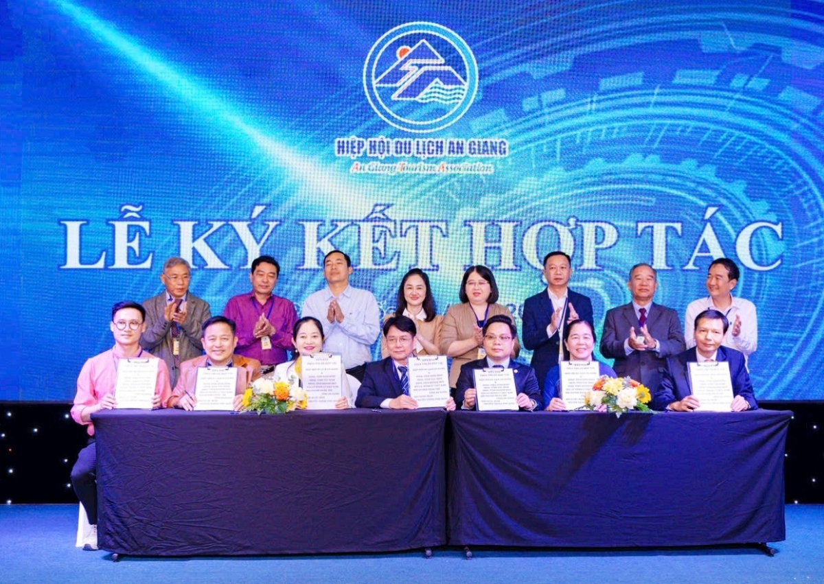 Ký kết hợp tác phát triển du lịch giữa Hiệp hội Du lịch tỉnh An Giang với các hiệp hội du lịch vùng, miền và doanh nghiệp.
