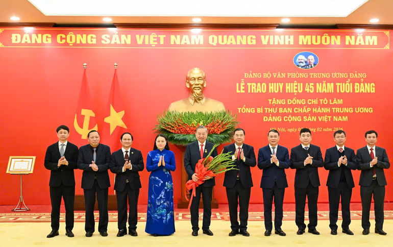 Đảng bộ Văn phòng Trung ương Đảng tặng hoa chúc mừng đồng chí Tổng Bí thư Tô Lâm. Ảnh: Nhân Dân.