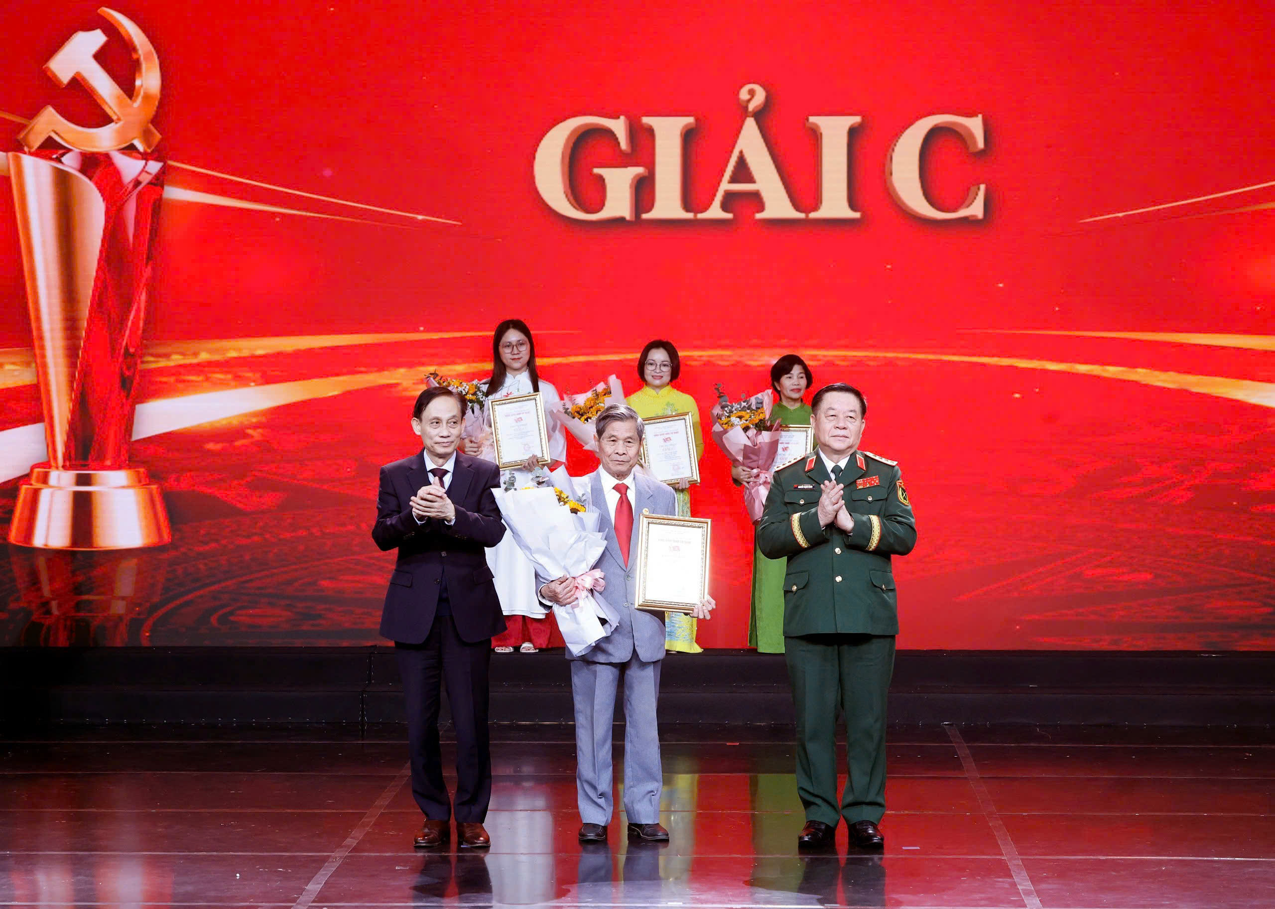 Đại tướng Nguyễn Trọng Nghĩa - Bí thư Trung ương Đảng, Chủ nhiệm Tổng cục Chính trị Quân đội nhân dân Việt Nam; Bộ trưởng Bộ Ngoại giao Lê Hoài Trung trao giải C cho cá nhân.