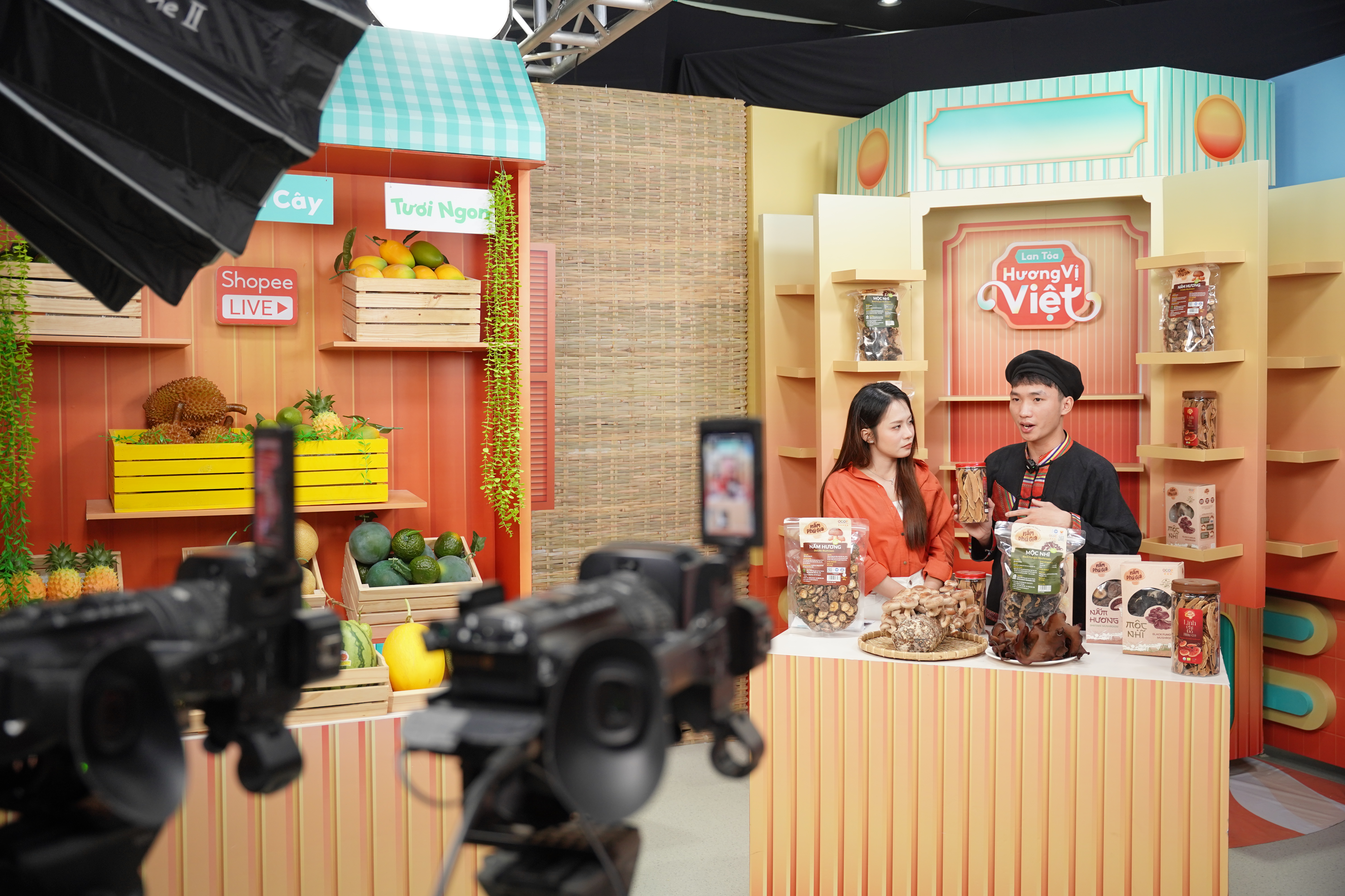 Hơn 99% nhà bán đang hoạt động trên Shopee là nhà bán trong nước, với hơn 11 triệu mặt hàng “made-in-Vietnam”, tiêu thụ trung bình hàng trăm triệu sản phẩm mỗi quý. Ảnh: Shopee Việt Nam.