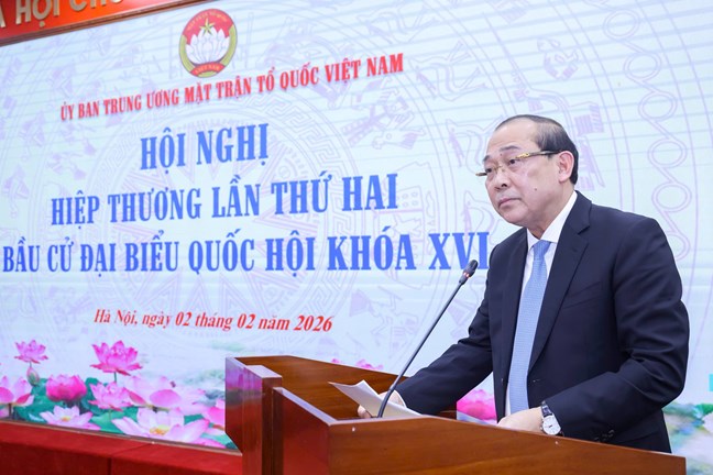 Phó Chủ tịch Ủy ban Trung ương Mặt trận Tổ quốc Việt Nam Hoàng Công Thủy trình bày báo cáo tại Hội nghị. Ảnh: Mặt trận.