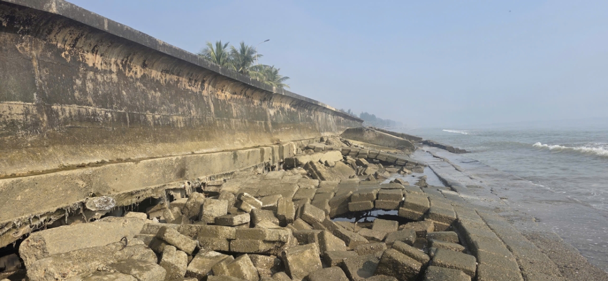 Sóng lớn tiếp tục gây xói lở tại một số điểm kè biển