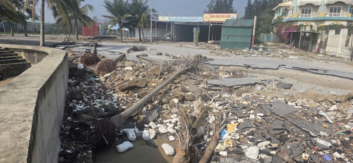 Người dân và hộ kinh doanh du lịch lo lắng trước tình trạng sạt lở ngày càng lan rộng.