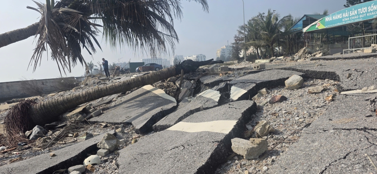 Chính quyền địa phương tăng cường tuyên truyền, nhắc nhở người dân và du khách tránh xa khu vực nguy hiểm.