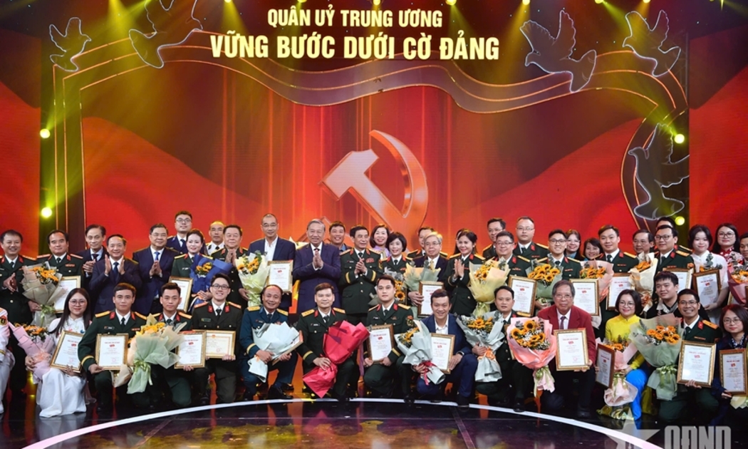  Tổng Bí thư Tô Lâm, Bí thư Quân ủy Trung ương và các đại biểu chụp ảnh với các tác giả, nhóm tác giả đoạt giải.  Ảnh: QĐND.
