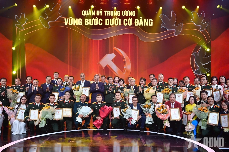  Tổng Bí thư Tô Lâm, Bí thư Quân ủy Trung ương và các đại biểu chụp ảnh với các tác giả, nhóm tác giả đoạt giải.  Ảnh: QĐND.