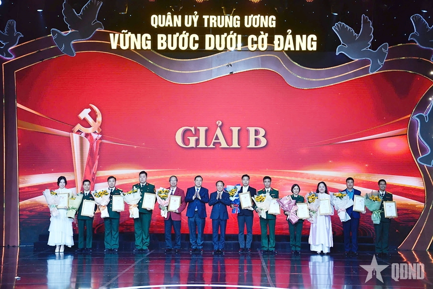 Đồng chí Trịnh Văn Quyết, Ủy viên Bộ Chính trị, Bí thư Trung ương Đảng, Trưởng ban Tuyên giáo và Dân vận Trung ương và đồng chí Phạm Gia Túc, Ủy viên Bộ Chính trị, Bí thư Trung ương Đảng, Chánh văn phòng Trung ương Đảng trao giải B tặng các giả, nhóm tác giả. Ảnh: QĐND.