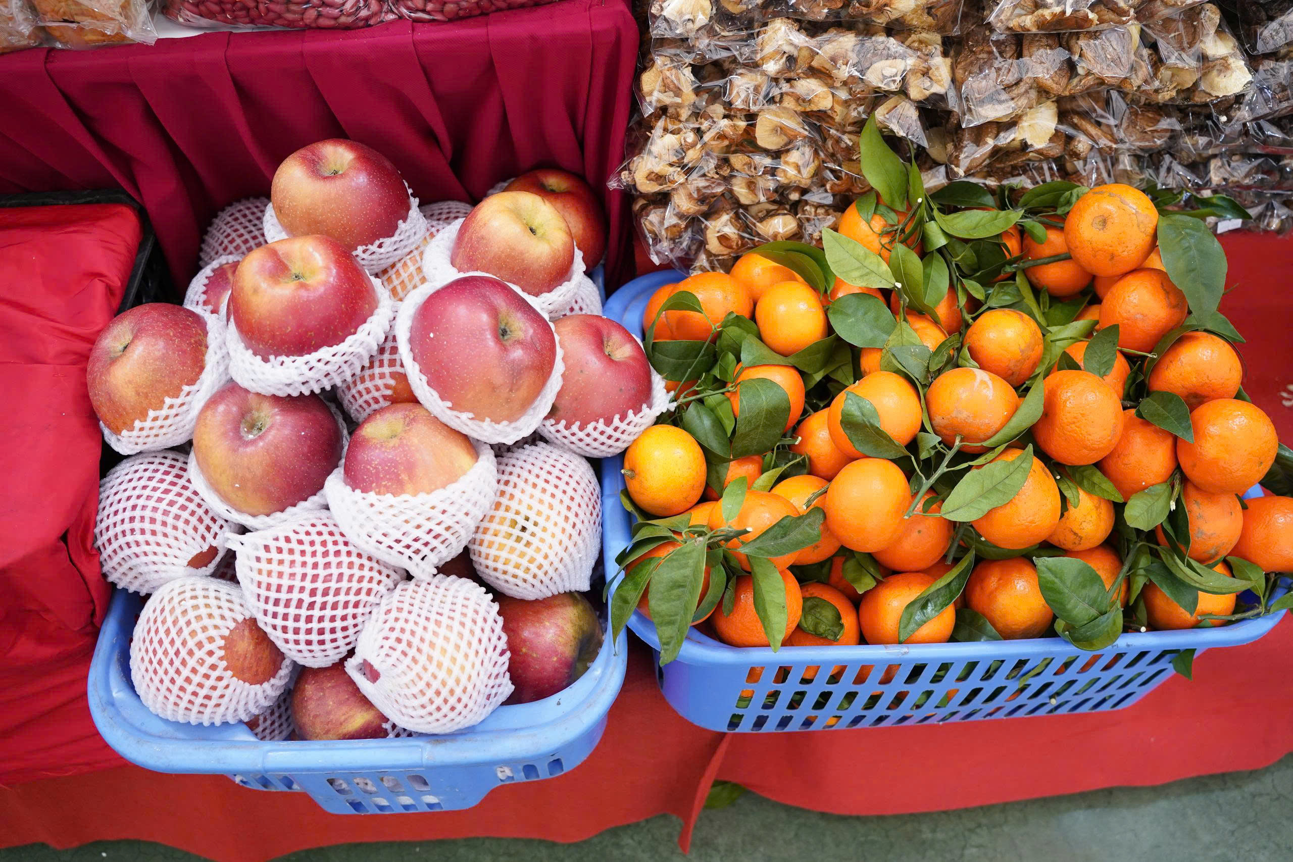 Các loại hoa quả địa phương được bán tại hội chợ.