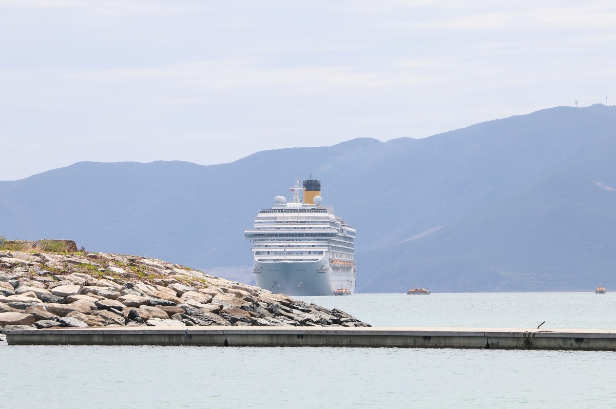 Việc liên tiếp đón các chuyến tàu biển ngay dịp cận Tết tạo không khí nhộn nhịp cho thành phố biển.