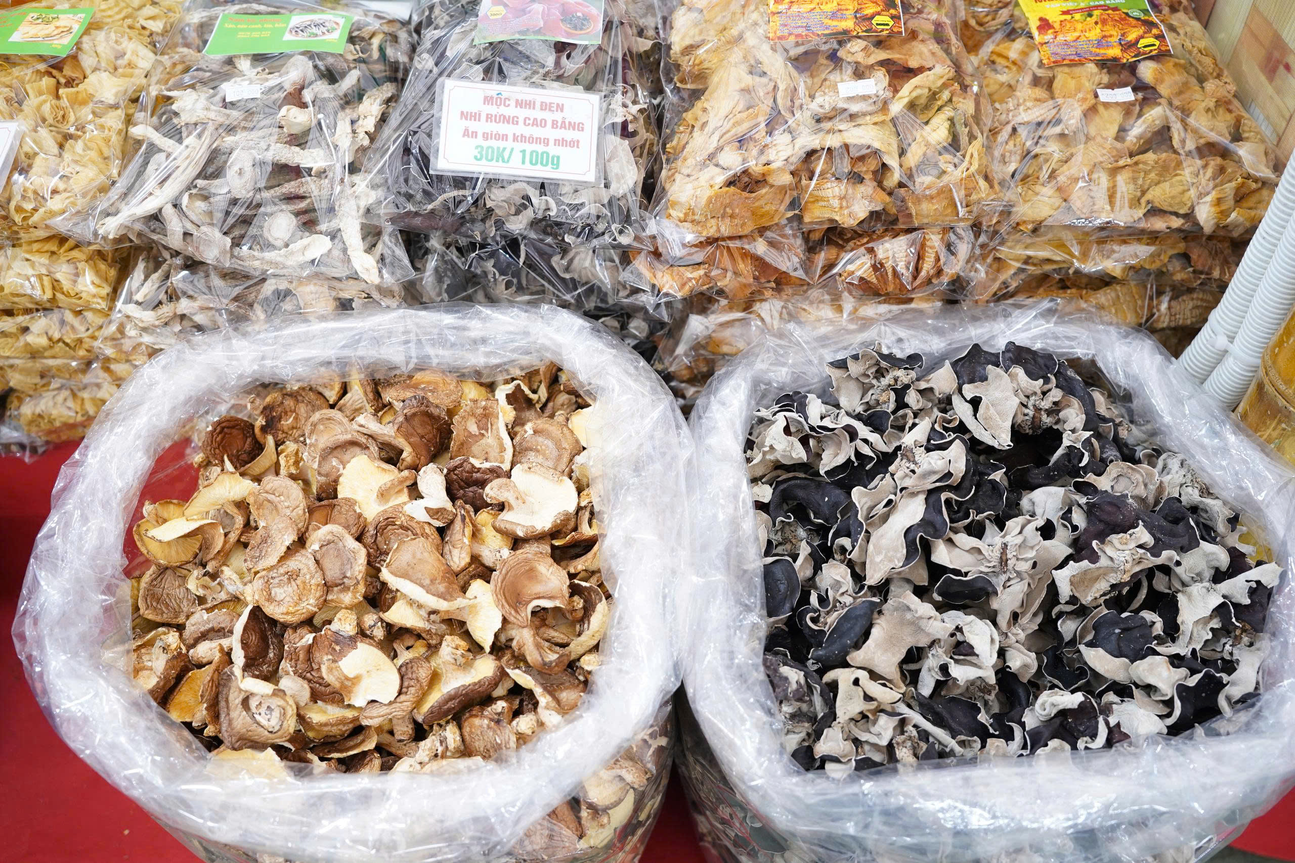 Nhiều sản phẩm đồ khô như nấm hương, mộc nhĩ dễ bảo quản, phục vụ cho dịp Tết.