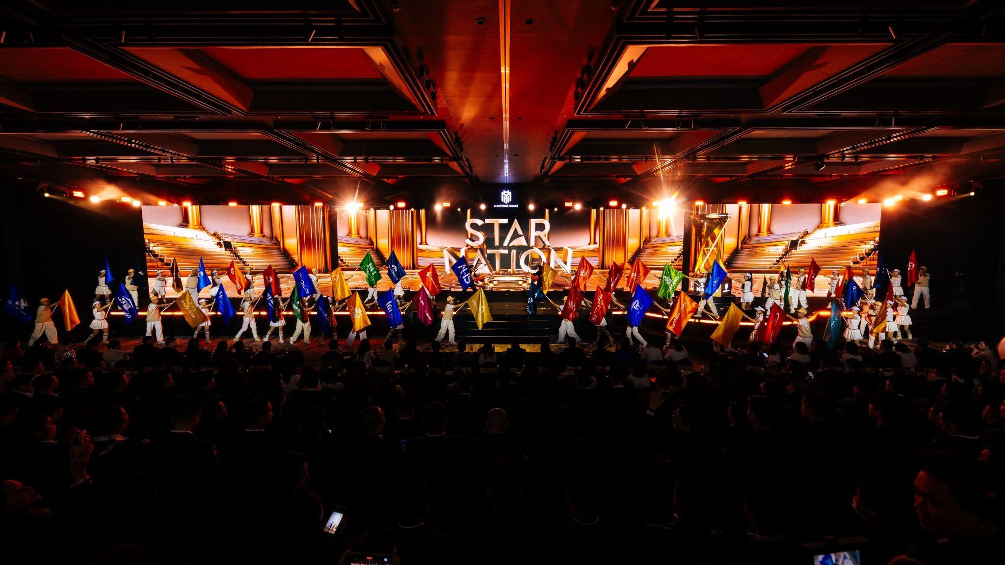 Màn diễu hành “Thế vận hội Star Nation” rực rỡ khí thế khơi dậy cảm xúc tự hào từ những giây phút mở màn chương trình. Ảnh: Masterise Homes.