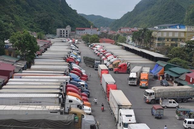 Hàng nghìn container nguyên liệu đang ùn ứ tại cảng.
