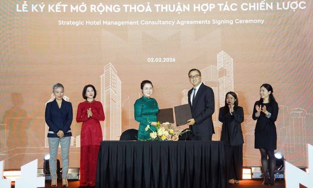 Bà Tạ Anh Phương, Giám đốc Cấp cao Khối Khách sạn & Giải trí, Masterise Group (trái) và ông Gautam Bhandari, Giám đốc Phát triển khu vực châu Á - Thái Bình Dương (không bao gồm Trung Quốc), Marriott International.