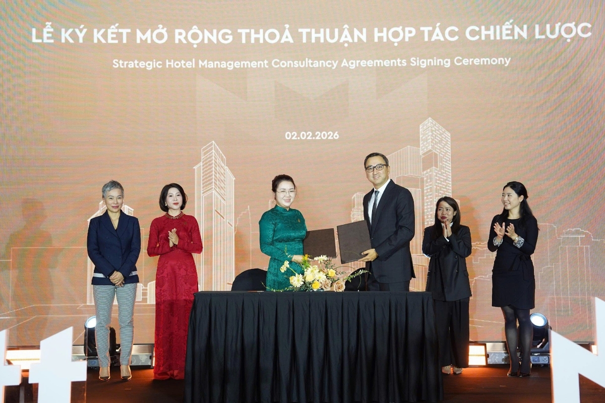 Bà Tạ Anh Phương, Giám đốc Cấp cao Khối Khách sạn & Giải trí, Masterise Group (trái) và ông Gautam Bhandari, Giám đốc Phát triển khu vực châu Á - Thái Bình Dương (không bao gồm Trung Quốc), Marriott International.