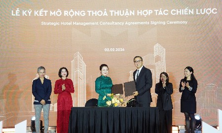 Bà Tạ Anh Phương, Giám đốc Cấp cao Khối Khách sạn & Giải trí, Masterise Group (trái) và ông Gautam Bhandari, Giám đốc Phát triển khu vực châu Á - Thái Bình Dương (không bao gồm Trung Quốc), Marriott International.