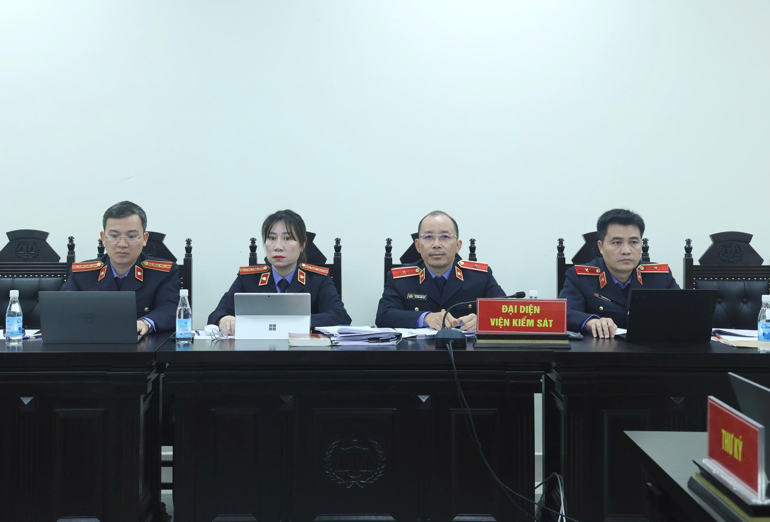 Đại diện Viện kiểm sát giữ quyền công tố tại tòa.