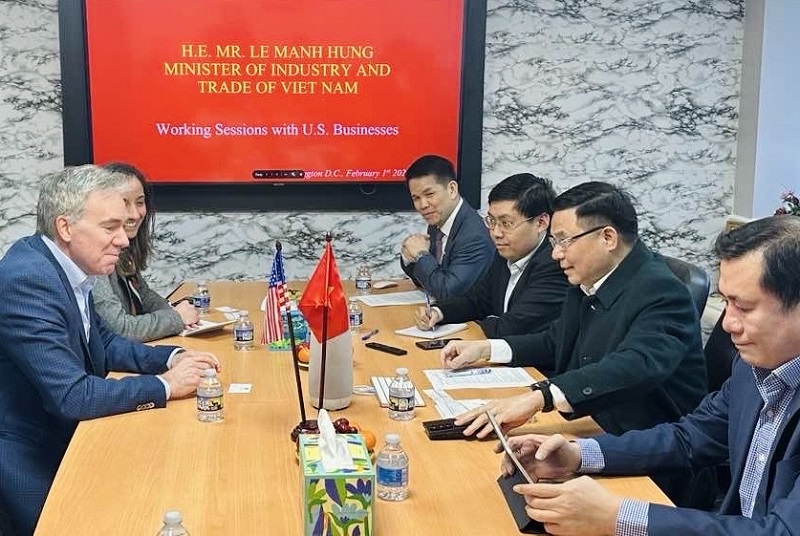 Quyền Bộ trưởng Lê Mạnh Hùng tiếp ông Juan Ignacio Rubiolo, Tổng Giám đốc điều hành Tập đoàn AES. Ảnh: MOIT.