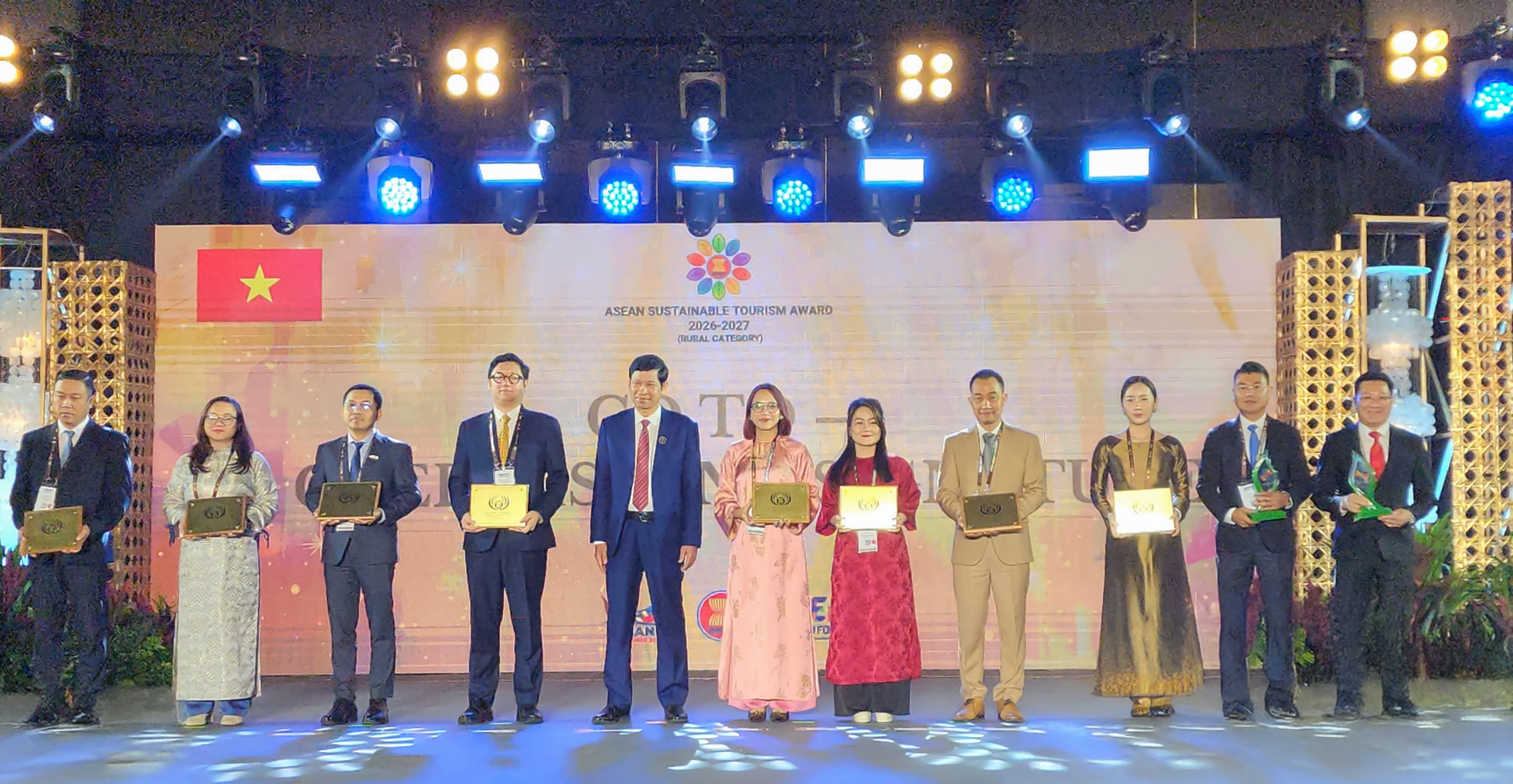 Đại diện Ariyana Đà Nẵng cùng các doanh nghiệp Việt Nam nhận giải thưởng tại Diễn đàn Du lịch Đông Nam Á.