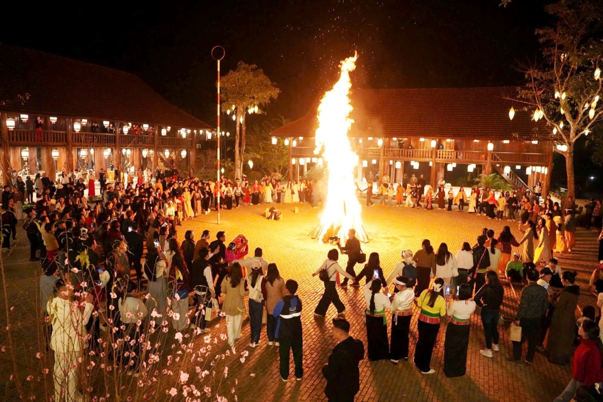 Du khách tham gia đốt lửa trại tại Thung Ui.