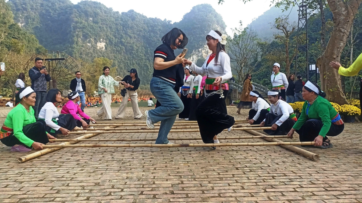 Đến đây du khách được trải nghiệm văn hóa Mường cùng người dân bản địa.